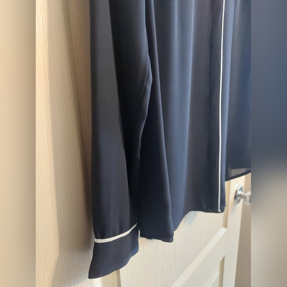 3 / $25 BANANA REPUBLIC Navy Blue Collared Button-Down Longsleeve Blouse. Small. - Picture 3 of 9